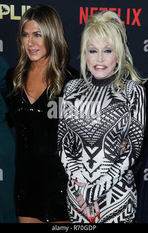 Hollywood, Stati Uniti. 06 Dic, 2018. HOLLYWOOD, Los Angeles, CA, Stati Uniti d'America - 06 dicembre: attrice Jennifer Aniston e il cantante Dolly Parton arrivare presso il Los Angeles Premiere di Netflix è 'Dumplin'" tenutasi presso la leva TCL Chinese Theatre IMAX 6 il 6 dicembre 2018 a Hollywood e Los Angeles, California, Stati Uniti. (Foto di Xavier COLLIN/Image Press Agency) Credito: Image Press Agency/Alamy Live News Foto Stock