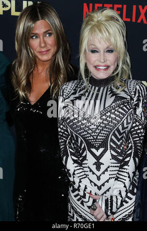 Hollywood, Stati Uniti. 06 Dic, 2018. HOLLYWOOD, Los Angeles, CA, Stati Uniti d'America - 06 dicembre: attrice Jennifer Aniston e il cantante Dolly Parton arrivare presso il Los Angeles Premiere di Netflix è 'Dumplin'" tenutasi presso la leva TCL Chinese Theatre IMAX 6 il 6 dicembre 2018 a Hollywood e Los Angeles, California, Stati Uniti. (Foto di Xavier COLLIN/Image Press Agency) Credito: Image Press Agency/Alamy Live News Foto Stock