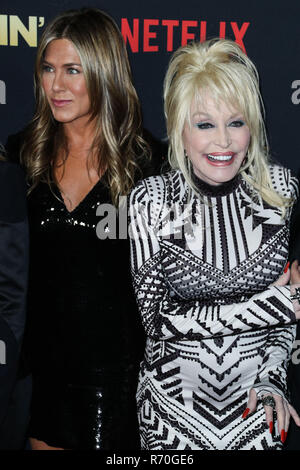 Hollywood, Stati Uniti. 06 Dic, 2018. HOLLYWOOD, Los Angeles, CA, Stati Uniti d'America - 06 dicembre: attrice Jennifer Aniston e il cantante Dolly Parton arrivare presso il Los Angeles Premiere di Netflix è 'Dumplin'" tenutasi presso la leva TCL Chinese Theatre IMAX 6 il 6 dicembre 2018 a Hollywood e Los Angeles, California, Stati Uniti. (Foto di Xavier COLLIN/Image Press Agency) Credito: Image Press Agency/Alamy Live News Foto Stock