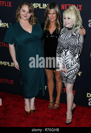 Hollywood, Stati Uniti. 06 Dic, 2018. HOLLYWOOD, Los Angeles, CA, Stati Uniti d'America - 06 dicembre: Danielle Macdonald, Jennifer Aniston e Dolly Parton arrivare presso il Los Angeles Premiere di Netflix è 'Dumplin'" tenutasi presso la leva TCL Chinese Theatre IMAX 6 il 6 dicembre 2018 a Hollywood e Los Angeles, California, Stati Uniti. (Foto di Xavier COLLIN/Image Press Agency) Credito: Image Press Agency/Alamy Live News Foto Stock