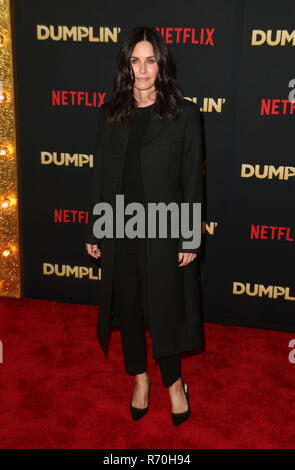 Hollywood, CA, Stati Uniti d'America. 6 dicembre, 2018. 6 Dicembre 2018 - Hollywood, California - Courteney Cox. Il mondo premier di Dumplin" tenutasi presso la Cinese TCL 6 teatri. Photo credit: Faye Sadou/AdMedia Credito: Faye Sadou/AdMedia/ZUMA filo/Alamy Live News Foto Stock