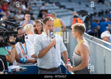 Claus LUFEN l. (NDR/sports reporter) al colloquio con Julian REUS, Germania, qualifica 100m degli uomini, su 06.08.2018 Campionato Europeo di Atletica 2018 a Berlino/Germania Da 06.08. - 12.08.2018. | Utilizzo di tutto il mondo Foto Stock