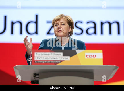 Amburgo, Germania. Il 7 dicembre, 2018. Angela Merkel, il Cancelliere tedesco e leader della Germania democratica cristiana europea (CDU), offre un discorso alla conferenza del partito della CDU di Amburgo, Germania, il 7 dicembre, 2018. Il cancelliere tedesco Angela Merkel cristiano dell Unione Democratica sta tenendo in mano la sua 31a riunione plenaria del venerdì e del sabato, quando i rappresentanti saranno chiamati a eleggere il nuovo presidente di partito per riuscire Merkel. Credito: Shan Yuqi/Xinhua/Alamy Live News Foto Stock