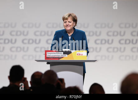 Amburgo, Germania. Il 7 dicembre, 2018. Angela Merkel, il Cancelliere tedesco e leader della Germania democratica cristiana europea (CDU), parla alla conferenza del partito della CDU di Amburgo, Germania, il 7 dicembre, 2018. Il cancelliere tedesco Angela Merkel cristiano dell Unione Democratica sta tenendo in mano la sua 31a riunione plenaria del venerdì e del sabato, quando i rappresentanti saranno chiamati a eleggere il nuovo presidente di partito per riuscire Merkel. Credito: Shan Yuqi/Xinhua/Alamy Live News Foto Stock