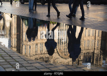 Londra, Regno Unito. Il 7 dicembre, 2018. Regno Unito Meteo: Palazzo di Westminster edifici riflessa su una grande pozza d'acqua a sinistra da precipitazioni abbondanti in London Credit: amer ghazzal/Alamy Live News Foto Stock