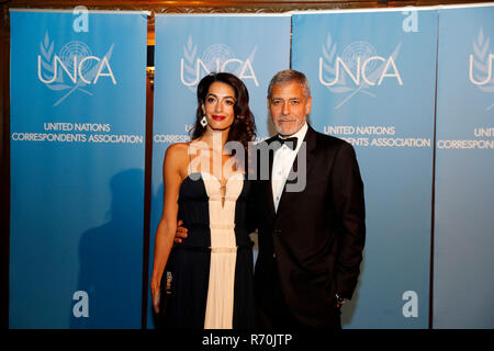 Nazioni Unite, STATI UNITI D'AMERICA. 5 Dic, 2018. Attore George Clooney (R) e sua moglie Amal Clooney, un diritti umani avvocato, assistere al 2018 delle Nazioni Unite Associazione corrispondenti (UNCA) Awards Gala in New York, Stati Uniti, Dicembre 5, 2018. Credito: Li Muzi/Xinhua/Alamy Live News Foto Stock