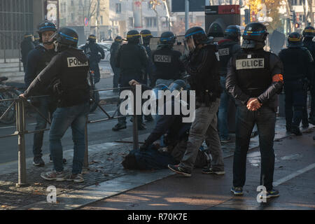 Lione, Francia. 7 Dic 2018. Durante la dimostrazione vi sono stati scontri con la polizia e gli arresti Credito: FRANCK CHAPOLARD/Alamy Live News Foto Stock