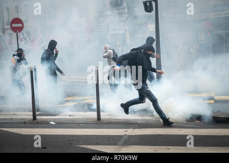 Lione, Francia. 7 Dic 2018. Durante la dimostrazione vi sono stati scontri con la polizia Credito: FRANCK CHAPOLARD/Alamy Live News Foto Stock