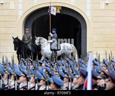 Praga, Repubblica Ceca. 07Th Dicembre, 2018. Il cerimoniale che celebrava i cento anni del castello di guardia, che custodisce il Castello di Praga tra cui l'Ufficio Presidenziale, slovacca guardia presidenziale frequentando, ha avuto luogo presso il Castello di Praga terzo cortile, Praga, Repubblica Ceca, il Venerdì, 7 dicembre 2018. Credito: Michal Krumphanzl/CTK foto/Alamy Live News Foto Stock