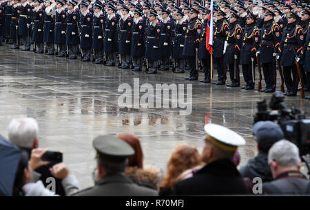 Praga, Repubblica Ceca. 07Th Dicembre, 2018. Il cerimoniale che celebrava i cento anni del castello di guardia, che custodisce il Castello di Praga tra cui l'Ufficio Presidenziale, slovacca guardia presidenziale frequentando, ha avuto luogo presso il Castello di Praga terzo cortile, Praga, Repubblica Ceca, il Venerdì, 7 dicembre 2018. Credito: Michal Krumphanzl/CTK foto/Alamy Live News Foto Stock