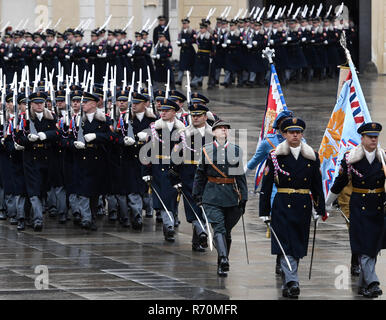 Praga, Repubblica Ceca. 07Th Dicembre, 2018. Il cerimoniale che celebrava i cento anni del castello di guardia, che custodisce il Castello di Praga tra cui l'Ufficio Presidenziale, slovacca guardia presidenziale frequentando, ha avuto luogo presso il Castello di Praga terzo cortile, Praga, Repubblica Ceca, il Venerdì, 7 dicembre 2018. Credito: Michal Krumphanzl/CTK foto/Alamy Live News Foto Stock