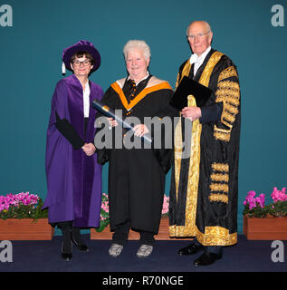 St Andrews Fife, Scozia. Il 7 dicembre 2018. St Andrews University Fife, Scozia, Val McDermid riceve la sua laurea honoris causa dal Professor Sally Mapstone il preside e vicerettore in piedi accanto a Sir Menzies Campbell. Credito: Derek Allan/Alamy Live News Foto Stock