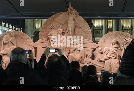 Roma, Italia. 07Th Dicembre, 2018. Visitatori osservare e fotografare il svelato la scena della natività in Piazza San Pietro, che era stato costruito questo anno dalla sabbia da Jesolo vicino a Venezia. Credito: Lena Klimkeit/dpa/Alamy Live News Foto Stock