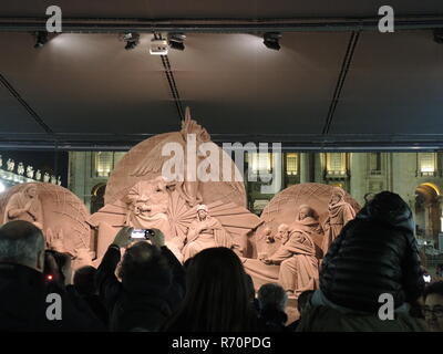 Roma, Italia. 07Th Dicembre, 2018. Visitatori osservare e fotografare il svelato la scena della natività in Piazza San Pietro, che era stato costruito questo anno dalla sabbia da Jesolo vicino a Venezia. Credito: Lena Klimkeit/dpa/Alamy Live News Foto Stock