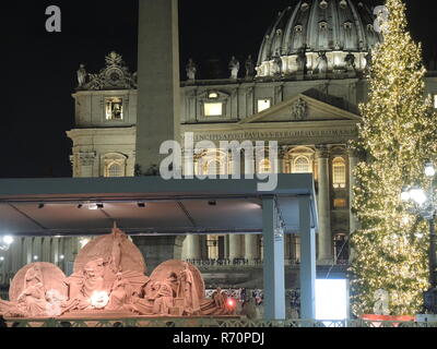 Roma, Italia. 07Th Dicembre, 2018. Di fronte alla Basilica di San Pietro è possibile vedere questo anno il presepe di sabbia e gli illuminati albero di Natale. Credito: Lena Klimkeit/dpa/Alamy Live News Foto Stock