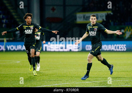 Sittard, Linburg, Paesi Bassi. Il 7 dicembre 2018.Eredivisie, stagione 2018-2019, 07-12-2018, Fortuna Sittard Stadium, AZ giocatore Oussama Idrissi punteggi e celebrare il pernottamento gratuito per bambini da 0 a 2 durante il gioco Fortuna Sittard - AZ. Lettore AZ Calvin Stengs (L) Credito: Pro scatti/Alamy Live News Foto Stock