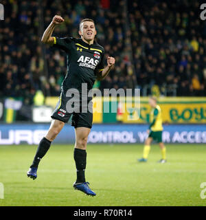 Sittard, Linburg, Paesi Bassi. Il 7 dicembre 2018.Eredivisie, stagione 2018-2019, 07-12-2018, Fortuna Sittard Stadium, AZ giocatore Oussama Idrissi punteggi e celebrare il pernottamento gratuito per bambini da 0 a 2 durante il gioco Fortuna Sittard - AZ. Credito: Pro scatti/Alamy Live News Foto Stock