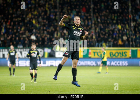 Sittard, Linburg, Paesi Bassi. Il 7 dicembre 2018.Eredivisie, stagione 2018-2019, 07-12-2018, Fortuna Sittard Stadium, AZ giocatore Oussama Idrissi punteggi e celebrare il pernottamento gratuito per bambini da 0 a 2 durante il gioco Fortuna Sittard - AZ. Credito: Pro scatti/Alamy Live News Foto Stock