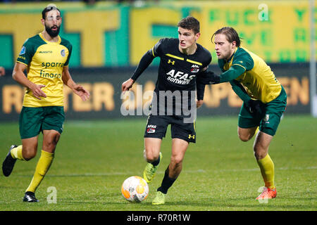 Sittard, Linburg, Paesi Bassi. Il 7 dicembre 2018.Eredivisie, stagione 2018-2019, 07-12-2018, Fortuna Sittard Stadium, Fortuna Sittard player Branislav Ninja (R) e AZ player Guus Til durante il gioco Fortuna Sittard - AZ. Credito: Pro scatti/Alamy Live News Foto Stock