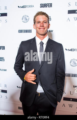 Kahuku, Hawaii, Stati Uniti d'America. Il 6 dicembre 2018.Hurley surfer John John Firenze pone sul tappeto rosso prima che il Surfer Poll Awards al Turtle Bay Resort sulla sponda nord in Kahuku, HI. Credito: Cal Sport Media/Alamy Live News Foto Stock