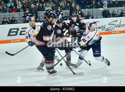 Nürnberg, Baviera, Germania. 7 dicembre 2018.07.12.2018, Bayern, Norimberga, Eishockey: DEL, Nürnberg Ice Tigers - Unità di comando EHC Red Bull Monaco di Baviera, girone principale, XXV Giornata. Patrick Reimer (secondo da sinistra) e Tim Bender (M) da Nürnberg Ice Tigers in un duello con il monaco Marek Voakes (r). Credito: dpa picture alliance/Alamy Live News Foto Stock