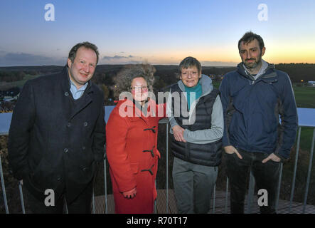 Joachimsthal, Germania. 04 Dic, 2018. David Coleman, (l-r), Ruth Butterfield, Sarah Phillips e Adam Bogud, tutti i cittadini britannici vivono nel Brandeburgo, sono in piedi sulla piattaforma di osservazione della Biorama Progetto in serata. Barnim ha ora una piccola colonia britannica. I suoi abitanti hanno deliberatamente scelto di Brandeburgo come il loro luogo di residenza nel cuore dell'Europa. Essi hanno tuttavia guardare con preoccupazione al prossimo Brexit, che li incoraggia a non tornare alle loro vecchie patria. Credito: Patrick Pleul/dpa-Zentralbild/ZB/dpa/Alamy Live News Foto Stock