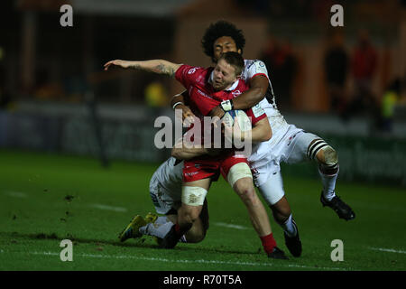 James Davies del Scarlets è affrontato dalla Ulster's Henry Speight ® . Scarlets v Ulster rugby, Heineken European Champions Cup, piscina 4 corrispondono al Parc y Scarlets in Llanelli, nel Galles del Sud su Venerdì 7 dicembre 2018. foto da Andrew Orchard/Andrew Orchard fotografia sportiva/Alamy Live News Foto Stock