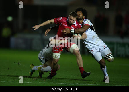 James Davies del Scarlets è affrontato dalla Ulster's Henry Speight ® . Scarlets v Ulster rugby, Heineken European Champions Cup, piscina 4 corrispondono al Parc y Scarlets in Llanelli, nel Galles del Sud su Venerdì 7 dicembre 2018. foto da Andrew Orchard/Andrew Orchard fotografia sportiva/Alamy Live News Foto Stock