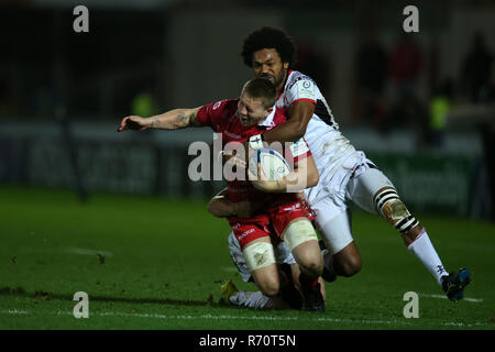 James Davies del Scarlets è affrontato dalla Ulster's Henry Speight ® . Scarlets v Ulster rugby, Heineken European Champions Cup, piscina 4 corrispondono al Parc y Scarlets in Llanelli, nel Galles del Sud su Venerdì 7 dicembre 2018. foto da Andrew Orchard/Andrew Orchard fotografia sportiva/Alamy Live News Foto Stock