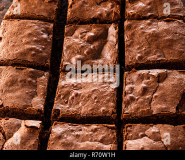 Cotto al forno rettangolare brownie al cioccolato torta è tagliato in quadrati Foto Stock