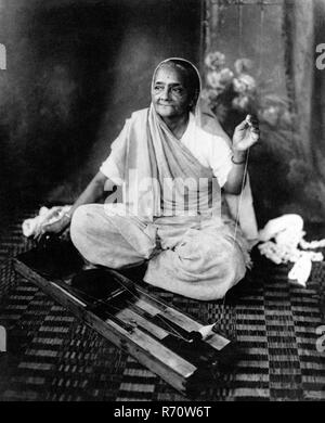 Kasturba Gandhi moglie di Mahatma Gandhi ruota rotante, 1940, vecchia annata 1900s immagine Foto Stock