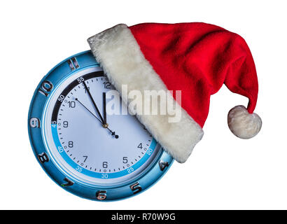 Concetto: Natale e il nuovo anno. Santa è il cappello indossato su un orologio da parete e le frecce indicano l avvicinarsi del nuovo anno di mezzanotte su sfondo bianco, oro Foto Stock