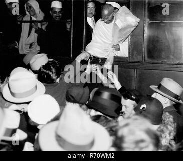 Mahatma Gandhi che riceve fiori alla sua partenza in treno, Madeleine Slade, Mirabehn, Meera Behn, Losanna, Svizzera, Europa, 6 dicembre 1931, vecchia immagine del 1900 Foto Stock