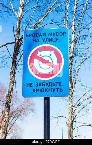 Garbage segno con una iscrizione di gettare rifiuti, non dimenticare di grunt scritto in russo Foto Stock