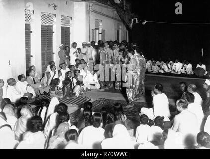 Mahatma Gandhi guardando un'esibizione di danza a Calcutta, Kolkata, Bengala Occidentale, India, Novembre 1937, vecchia immagine del 1900 vintage Foto Stock