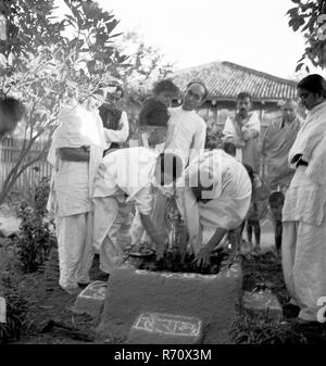 Mahatma Gandhi e sua nipote Abha Gandhi che piantava l'albero di tulsi a Sevagram Ashram, Wardha, Maharashtra, India, agosto 1944, vecchia immagine del 1900 vintage Foto Stock