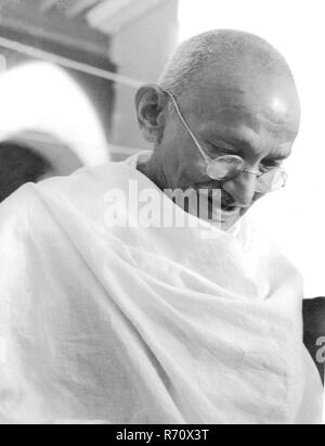 Mahatma Gandhi durante la riunione di preghiera a Birla House, Bombay, Mumbai, Maharashtra, India, Settembre 1944, vecchia immagine del 1900 vintage Foto Stock