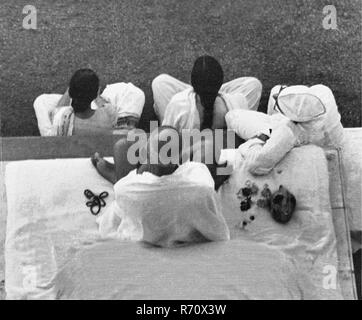 Mahatma Gandhi durante la riunione di preghiera a Bombay, Mumbai, Maharashtra, India, 1944 settembre, vecchia immagine del 1900 vintage Foto Stock