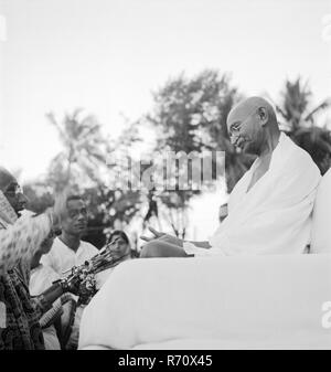 Mahatma Gandhi durante la riunione di preghiera a Birla House, Bombay, Mumbai, Maharashtra, India, Settembre 1944, vecchia immagine del 1900 vintage Foto Stock