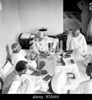 Mahatma Gandhi in discussione con i soci a Bombay, Mumbai, Maharashtra, India, 1945, vecchia immagine del 1900 vintage Foto Stock