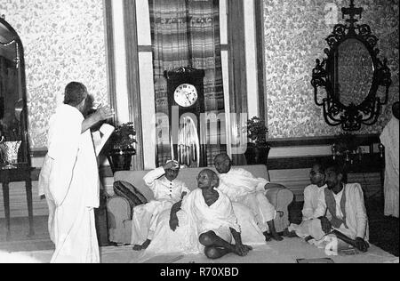 Mahatma Gandhi in discussione con gli associati a Birla House, Bombay, Mumbai, Maharashtra, India, vecchia immagine del 1900 vintage Foto Stock