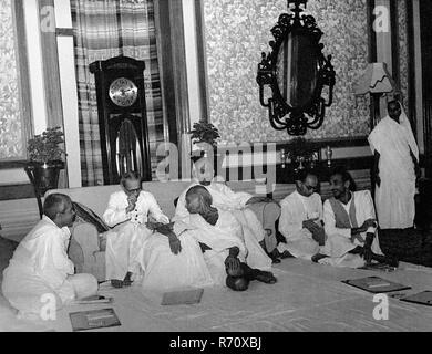 Mahatma Gandhi in discussione con gli associati a Birla House, Bombay, Mumbai, Maharashtra, India, vecchia immagine del 1900 vintage Foto Stock