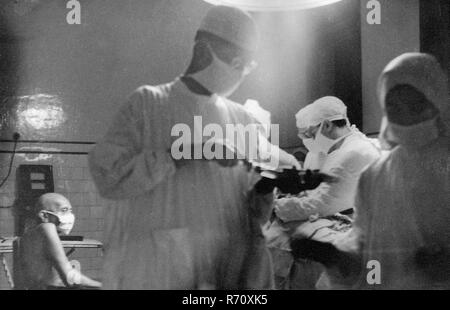 Mahatma Gandhi durante l'operazione di appendicite della sua nipote Manu a Patna, Bihar, India, 15 maggio 1947, vecchia immagine del 1900 vintage Foto Stock