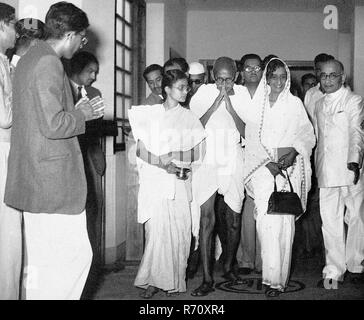 Mahatma Gandhi alla All India radio, New Delhi, India, da dove ha trasmesso un messaggio ai rifugiati il 1947 novembre Foto Stock