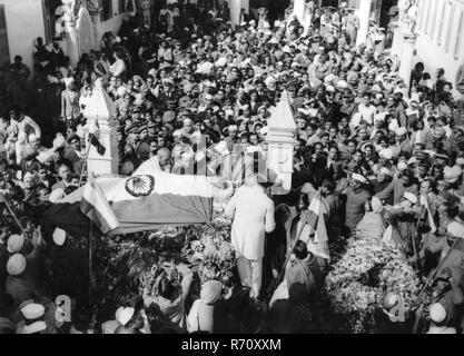 Mahatma Gandhi cadavere che lascia la Casa di Birla per la processione della cremazione a Rajghat, Nuova Delhi, India, 31 gennaio 1948, vecchia immagine del 1900 vintage Foto Stock