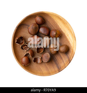 Vista dall'alto le castagne sul piatto di legno isolato su sfondo bianco. Foto Stock