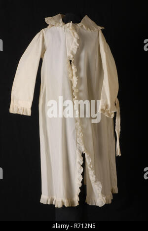 A mezza lunghezza white Baby cappotto fatto di nervatura di cotone piqué, rotonda piatta collare con volant di bianco mull, mantello giacca abbigliamento bambino abbigliamento per bambini abbigliamento in cotone, tessili cuciti a mano a metà lunghezza white Baby cappotto fatto di nervatura cotone piqué rifinito con volant di bianco mull scollo rotondo con piatto rotondo rifilato a collare con chiusura volant metà parte anteriore completamente aperta. Bordi rifilati con volant in modo continuo lungo il mantello cucitura. Maniche lunghe su la testa leggermente rugosa e busbana francese. Mantello con cuciture laterali. Il pezzo posteriore sotto il collare. In cintola back Doppio luogo con la fascetta. Orlo largo sulle maniche Bow tie-in Foto Stock