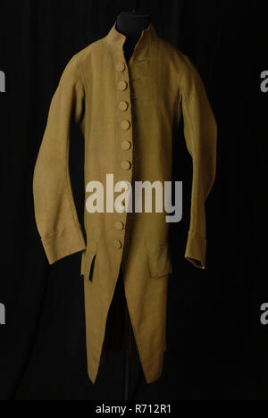 Luce foglio verde gonne con montante stretto il collare, il pulsante chiusura di dieci pulsanti, smerlata pocket lembi, pawncoat camicia gonna abito cappotto suit cappotti uomo abbigliamento abbigliamento lana Seta spalla, manicotto, lg 105 fondo w 53,5 (open misurata) foglio di tessili luce foglio verde uomini mantello con montante collare stretto lungo il fermaglio (tre ganci e occhielli) piatto dieci pulsanti rotondi coperti con la camicia di tessuto e dieci occhielli (fondo tre sono allentati asole). Tre cuciture nella parte posteriore che modifica l'altezza dell'anca in divide i due gruppi laterali cadere lontano in pieghe sono attaccate su pochi punti a Foto Stock