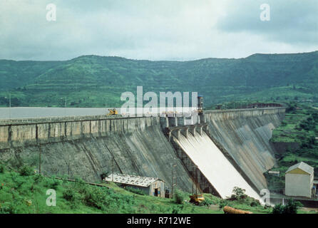 Traboccante di acqua, Versova Dam, India Foto Stock