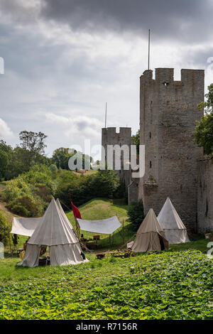 Tenda camp, la settimana medievale, mura medievali della città con torri difensive, Sito Patrimonio Mondiale dell'Unesco, Visby, isola di Gotland, Svezia Foto Stock